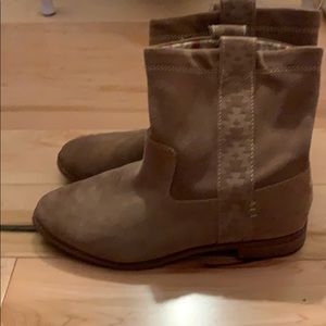 Toms suede booties